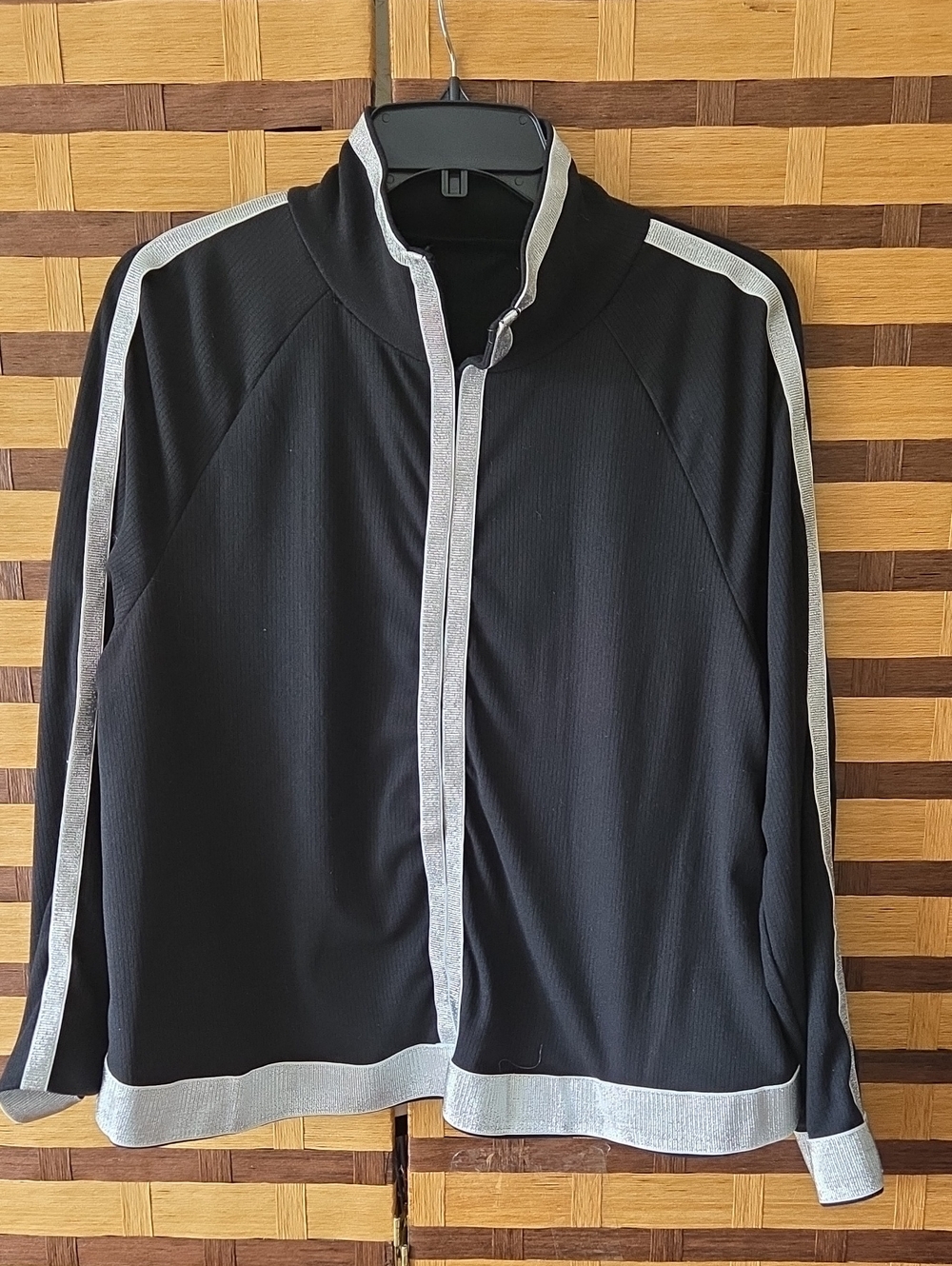 NWOT!! Sweater Silver & Black Pullover